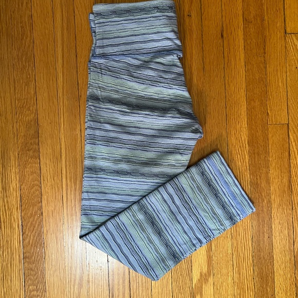 Lululemon Women's Blue Purple Green Striped Capri/Crop leggings size 4 - Picture 4 of 9